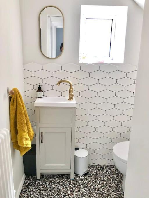 Flat1hove- Renovated, 2br, Patio, Beach, Free Onsite Parking Apartment