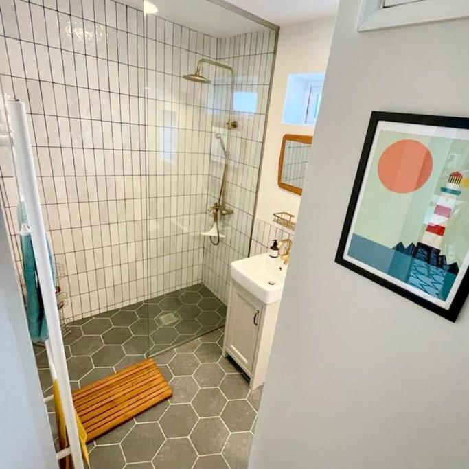 Flat1hove- Renovated, 2br, Patio, Beach, Free Onsite Parking Apartment *