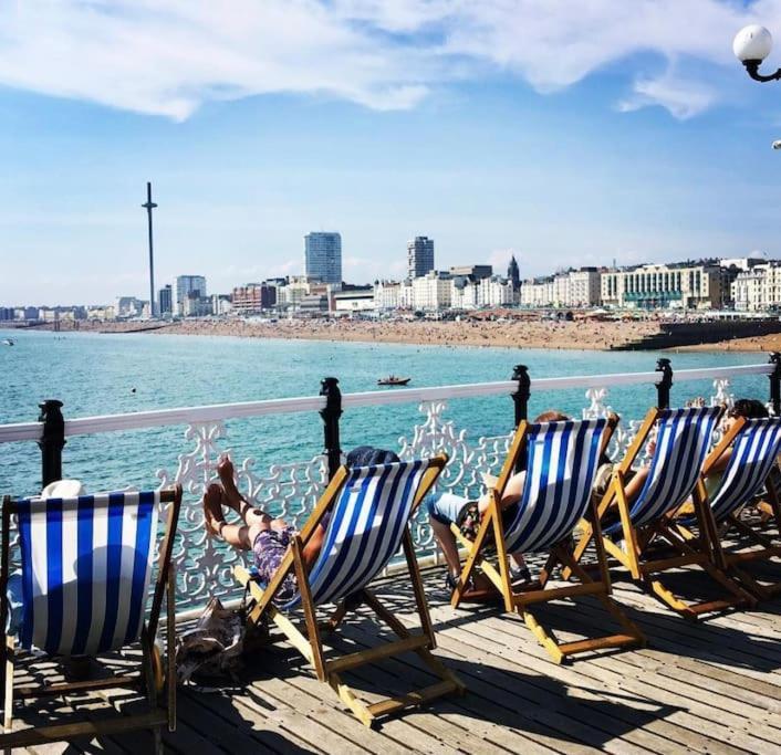 Flat1hove- Renovated, 2br, Patio, Beach, Free Onsite Parking Apartment