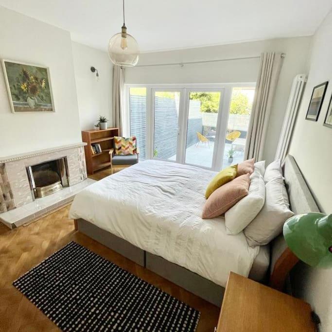 Flat1hove- Renovated, 2br, Patio, Beach, Free Onsite Parking Apartment *